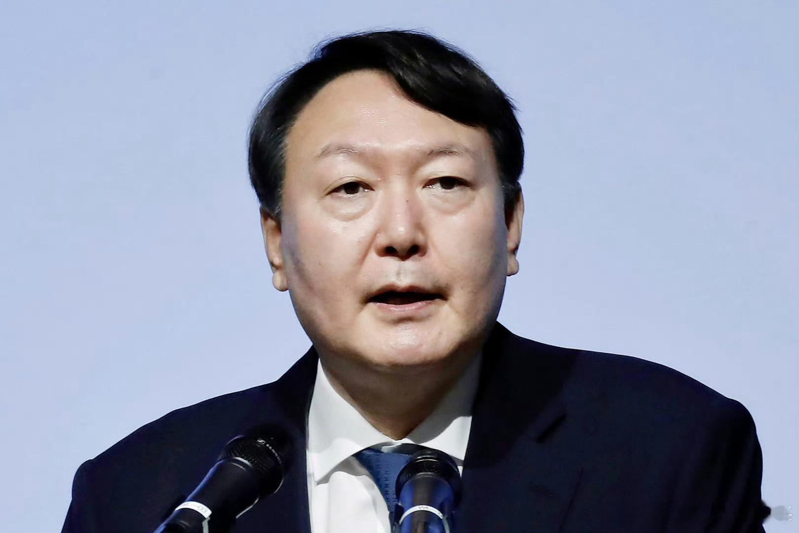 韩民众称尹锡悦已按下弹劾自己的按钮 据美国《纽约时报》报道，在正在韩国国会大厦外