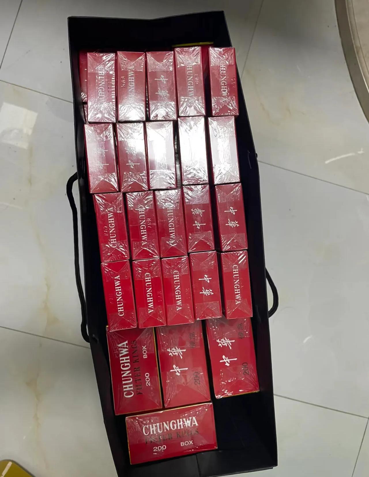 男方第一次上门的8个礼品：

1、香烟
香烟在全世界都非常受欢迎，尤其是在走亲戚