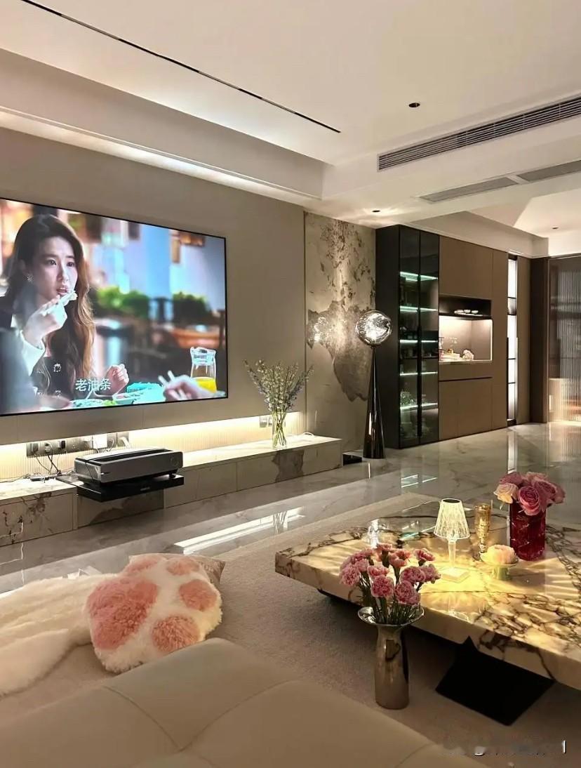 认识一位大姐，85年的，离异，带两个孩子，儿子16岁，女儿13岁。

她现在想再