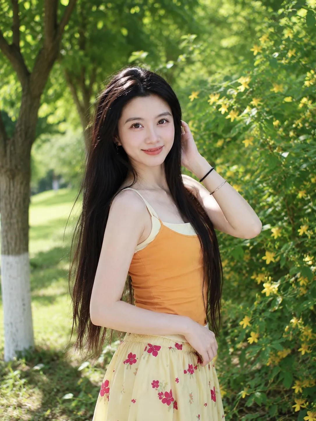 阳光下的甜美少女，花丛中的温柔笑容