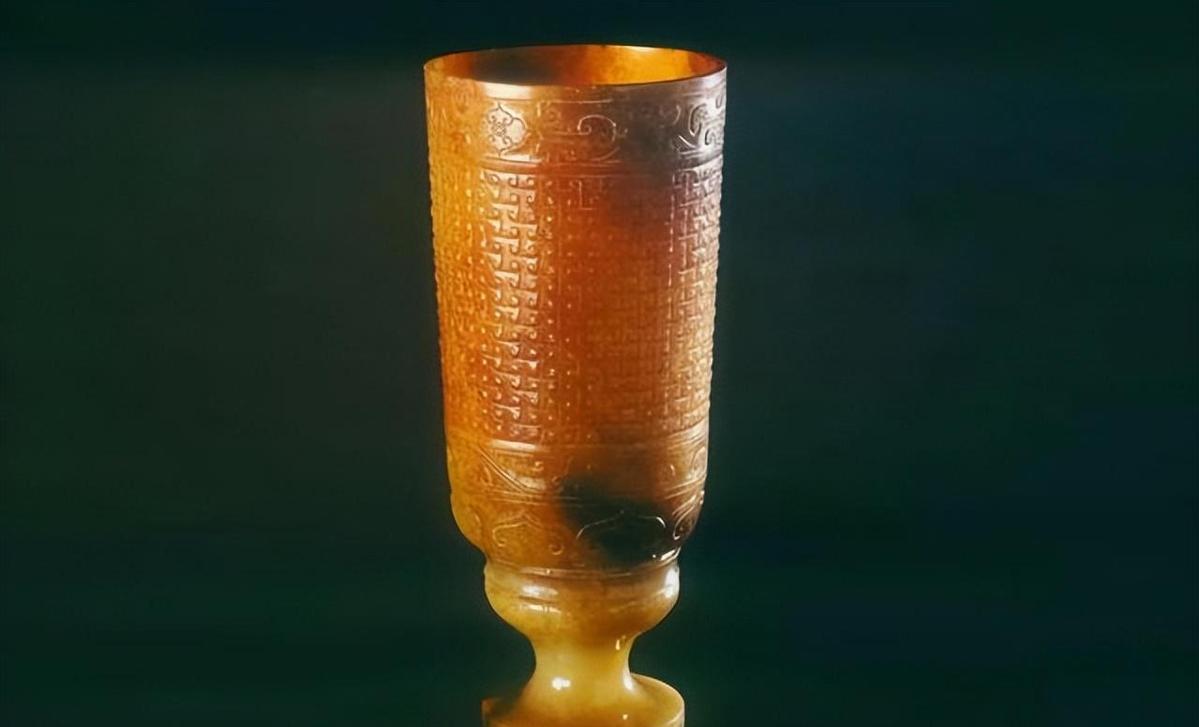 1976年9月，陕西西安，一老汉在地里取土时，突然窜出一只老鼠，老汉吓一大跳，刚