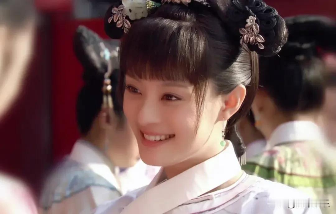 甄嬛，雍正年间宫廷智者。初入宫，纯真善良，却迅速成长于宫廷斗争。她智斗华妃，揭露