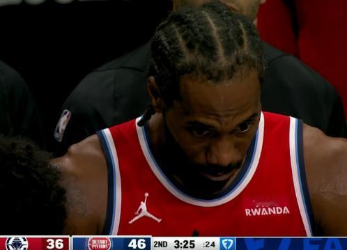 快船超级巨星伦纳德真是火冒三丈！在今天快船客场挑战活塞的比赛中，当时比赛进行到了