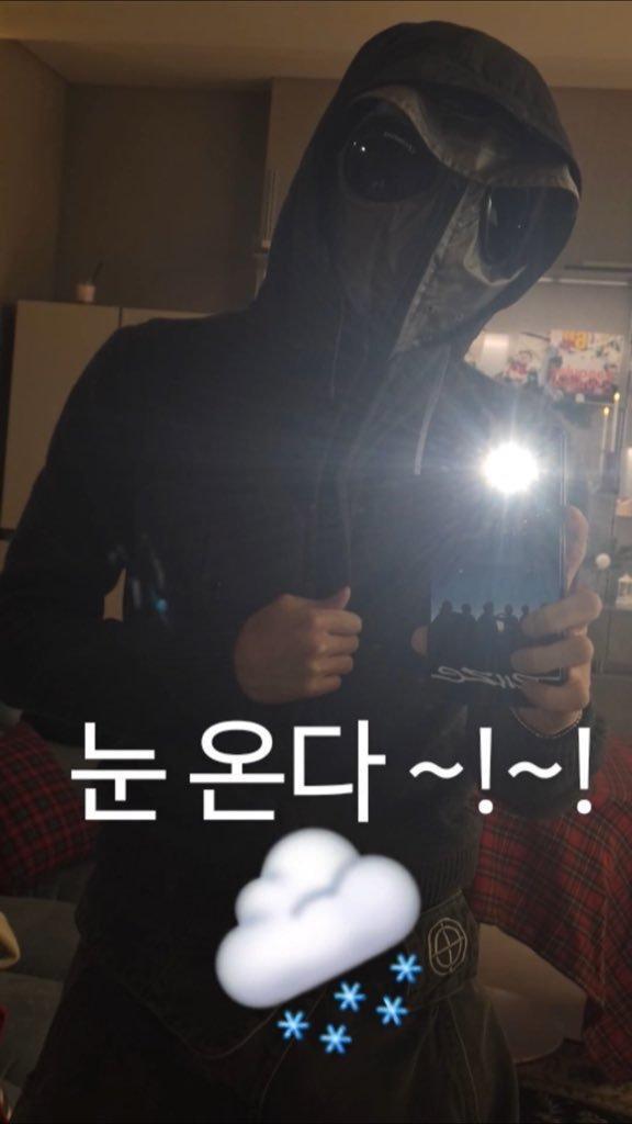 翻着相册发现今天自拍里藏着此男的小巧思🤔下午wvs上发的那张戴了帽子的自拍配字