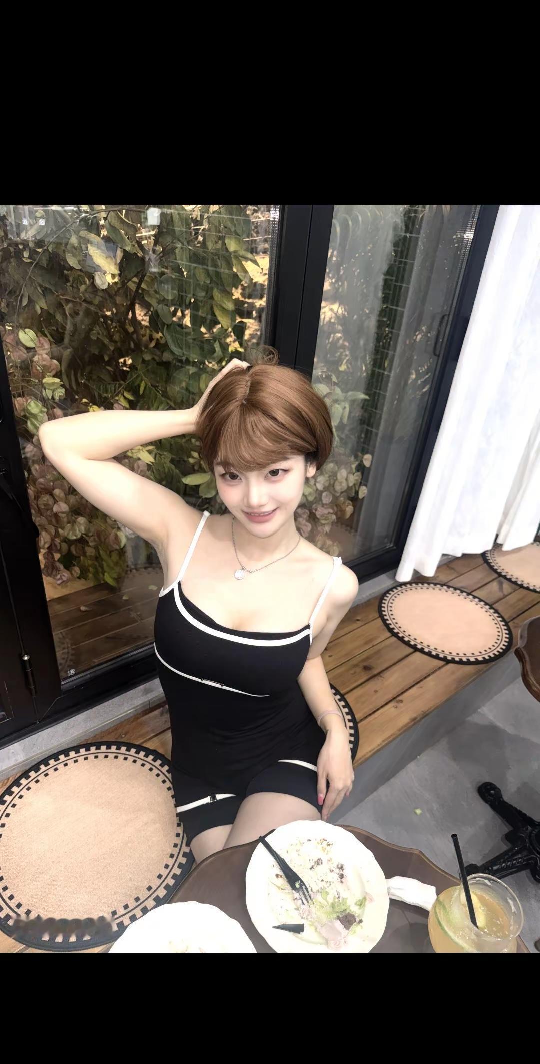 漂亮的御姐有杀气微肉女生 甜妹挑战轻熟风穿搭