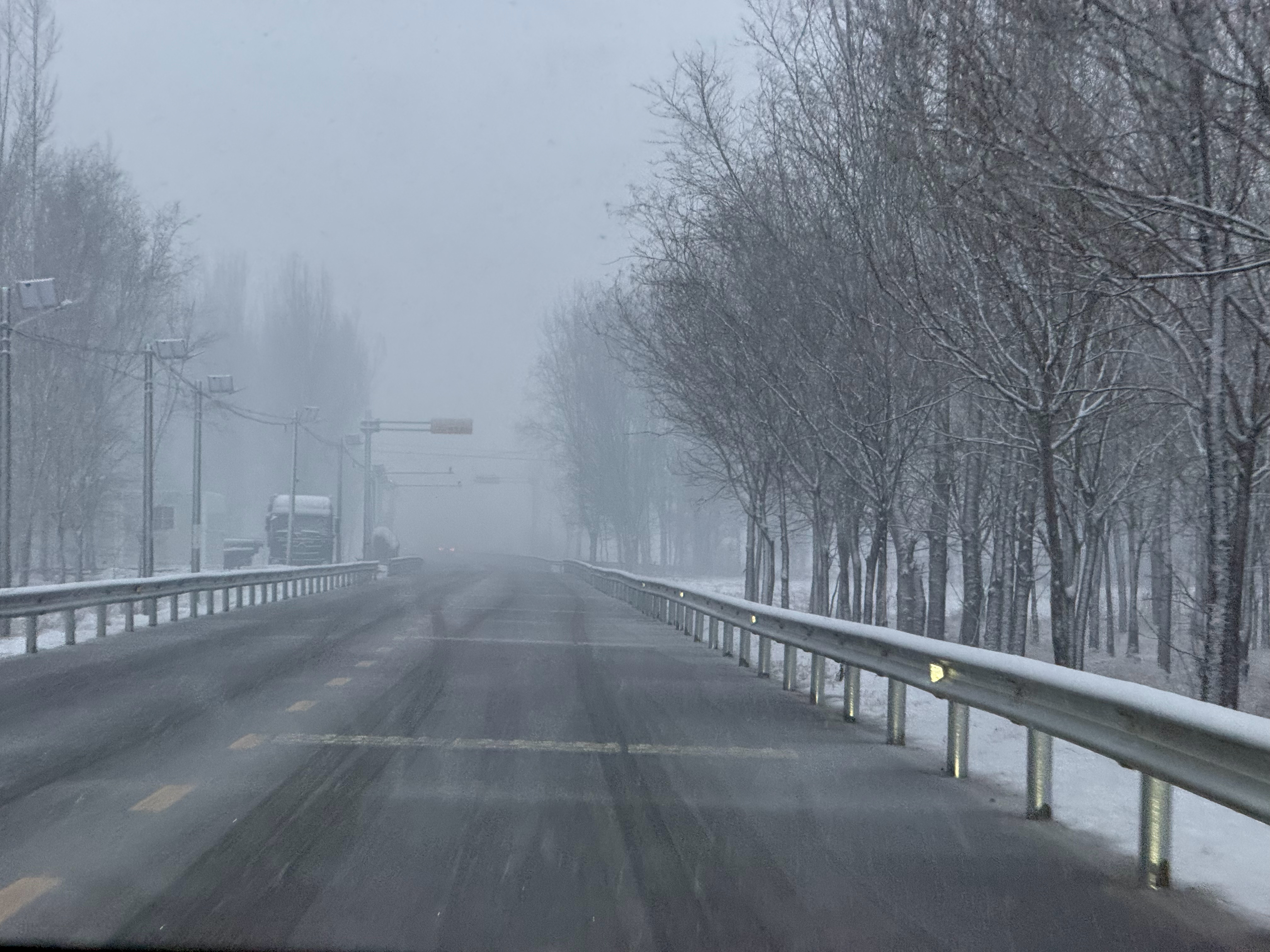 又下雪了，下的还挺急。郊外看起来还挺好看的，就是驾车要注意安全了大v聊车