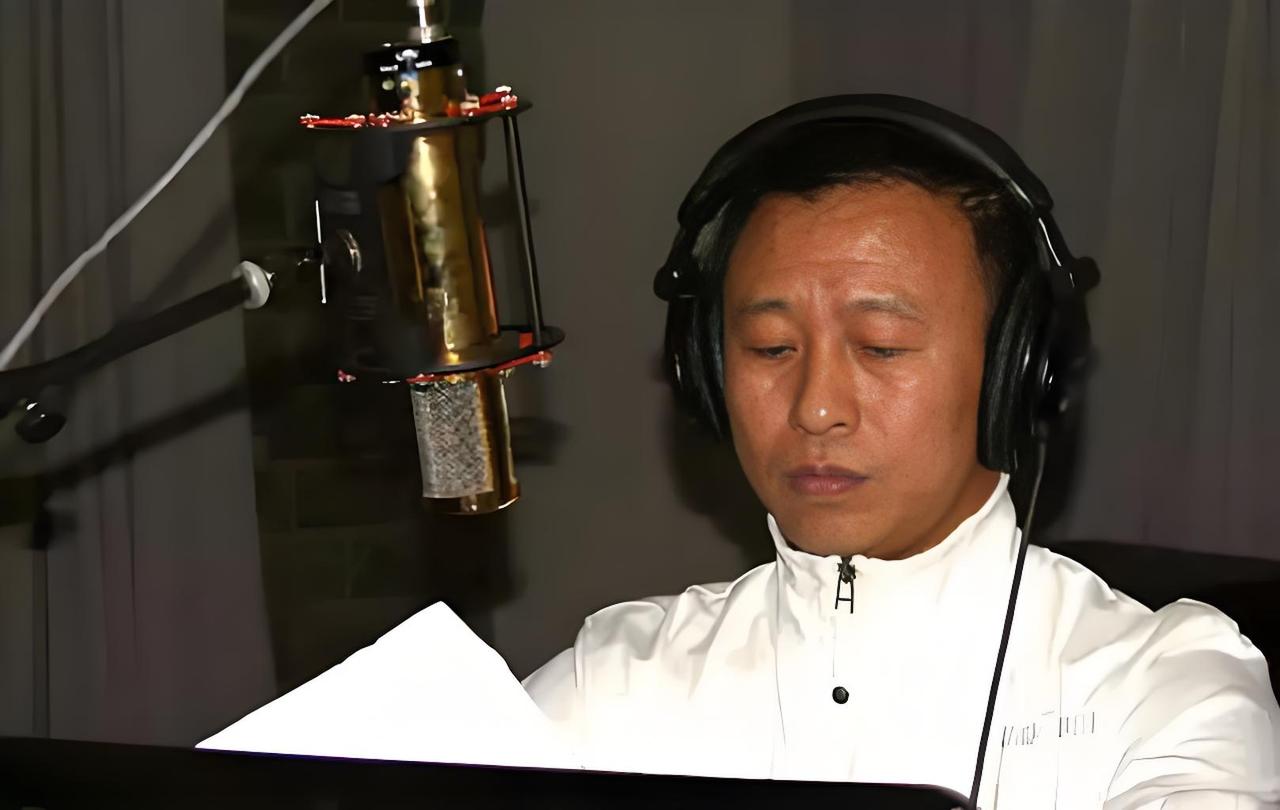 八十年代家喻户晓的歌手翟惠民，凭着极具故事感的沙哑声线，演绎了多首经典囚歌。质朴