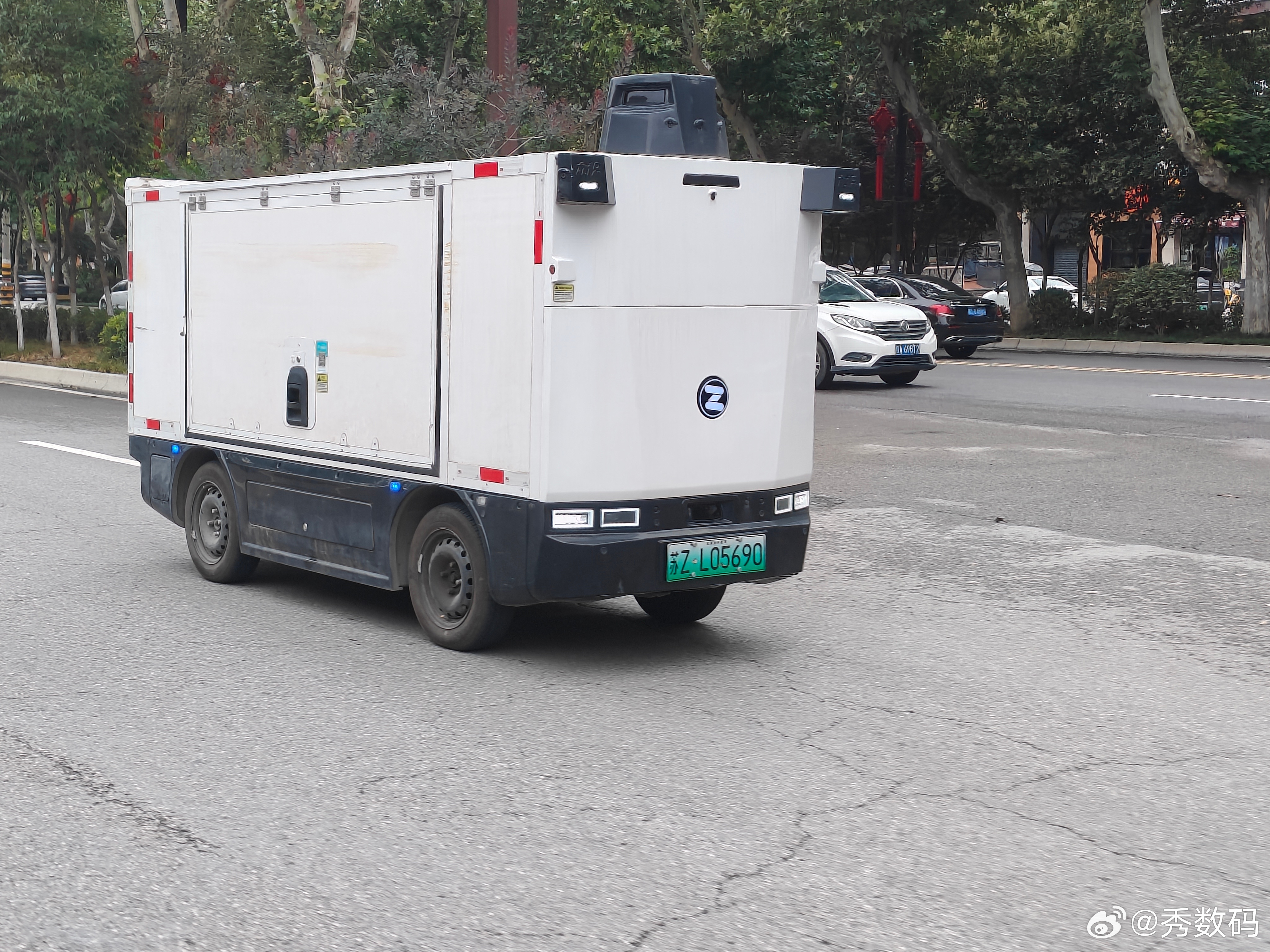 在西安的路上见到无人驾驶的小车了，我观察了下，这家伙反应挺灵敏的，遇到车会减速避
