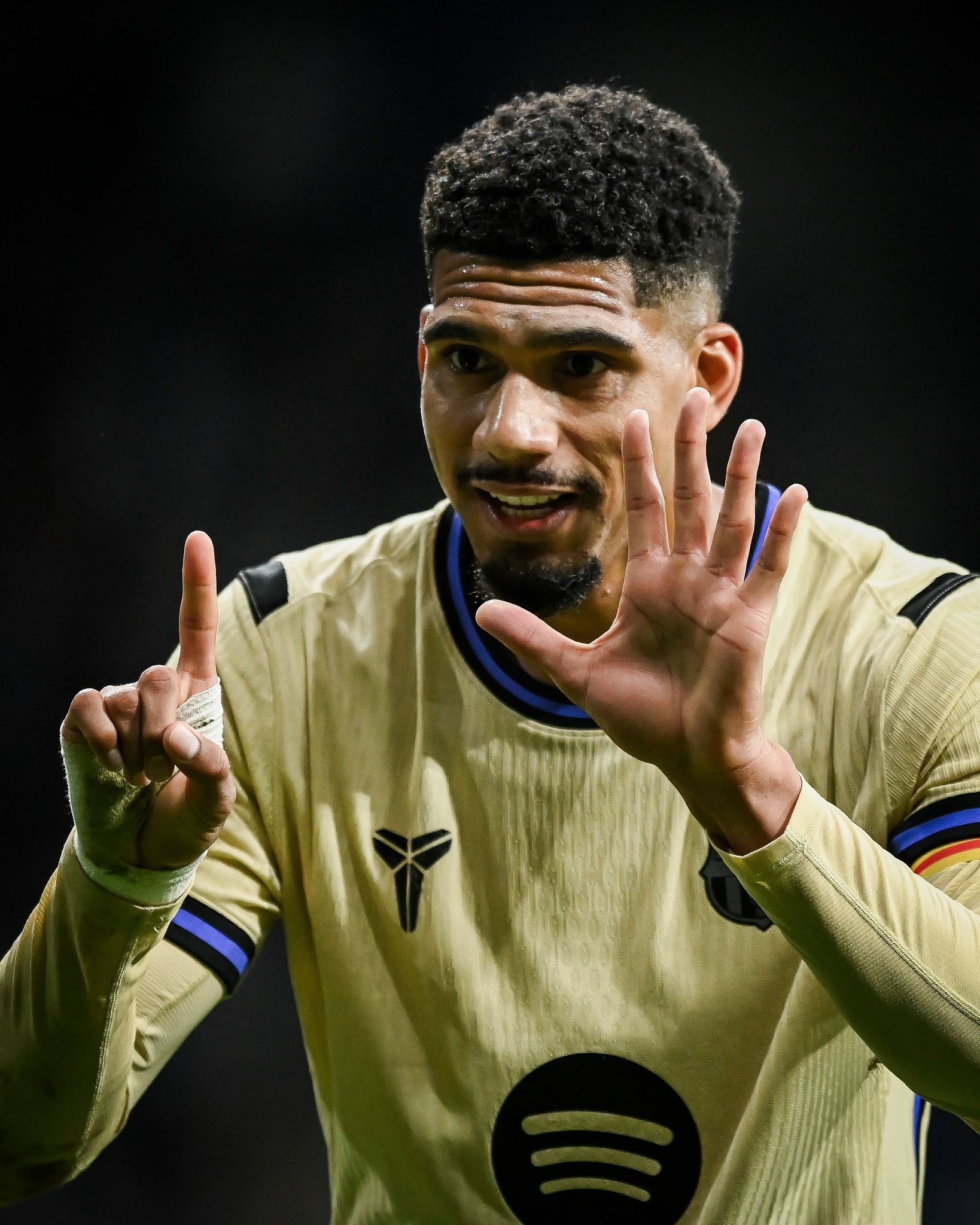 世体： 阿劳霍请求俱乐部给他一些时间，让他从目前承受的巨大压力中恢复过来，恢复心