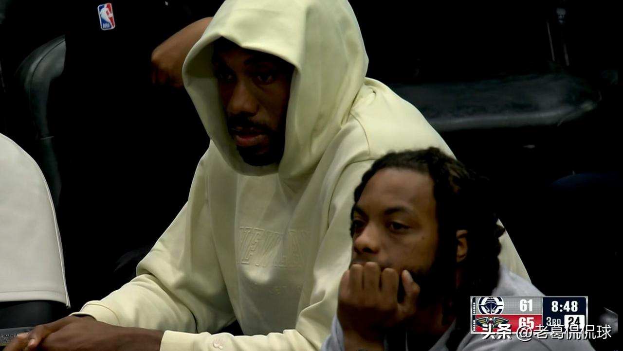 快船当家球星伦纳德真是太焦虑不安了！在今天快船客场挑战鹈鹕的比赛中，当时比赛进行