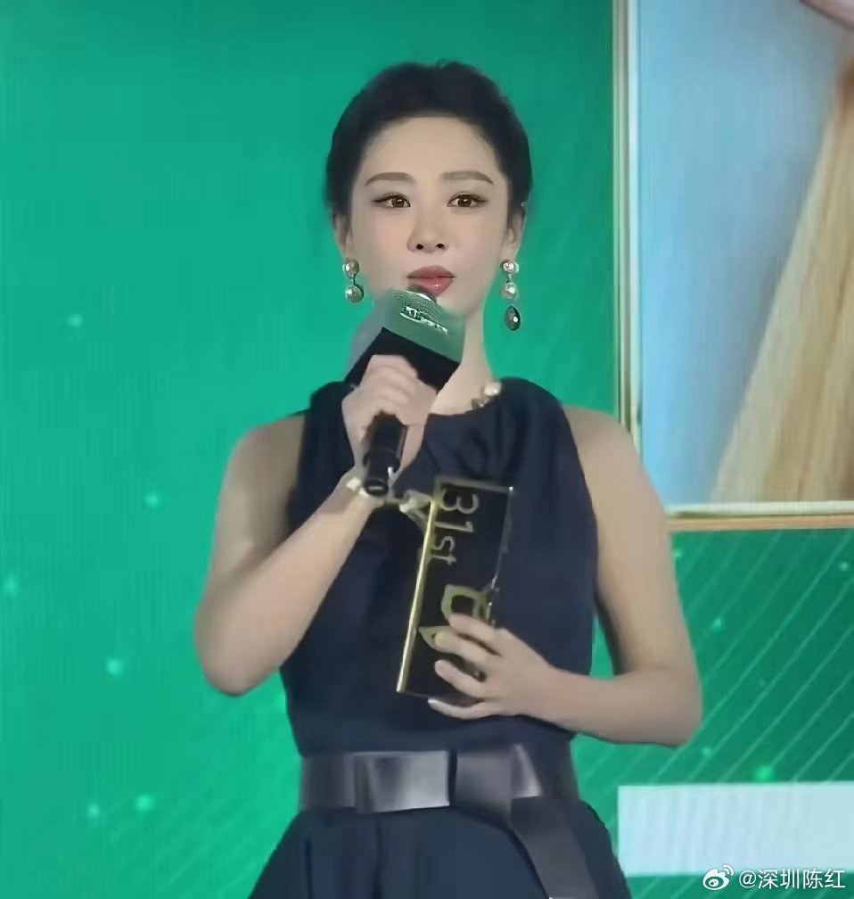 杨紫白玉兰视后着说着就哽咽了。不是“感谢评委”，也不是“我会继续努力”。她说：“