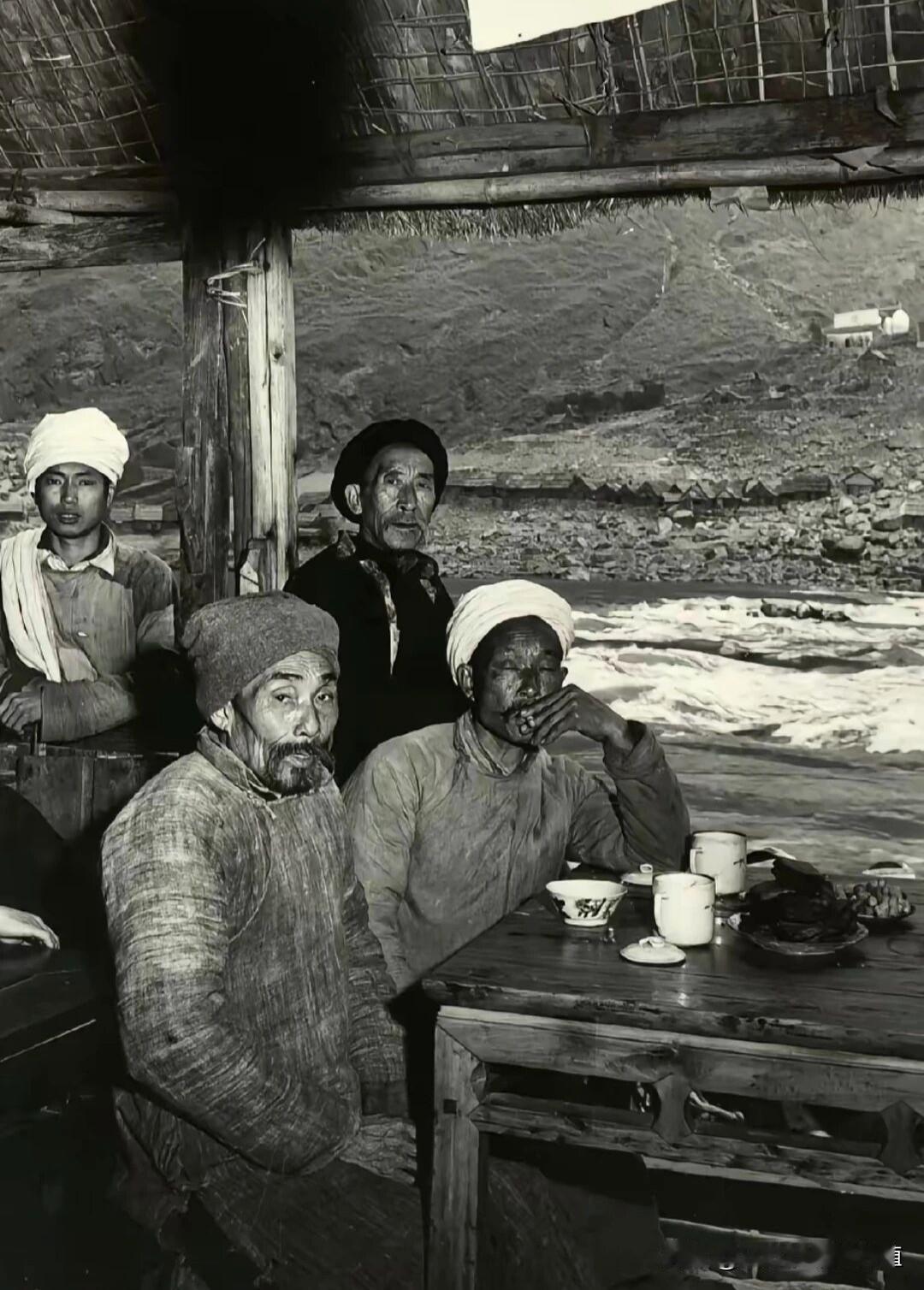 照片上是民国时期，
几个纤夫在纤棚里喝茶的情景！
照片里的人物是三峡附近的纤夫！