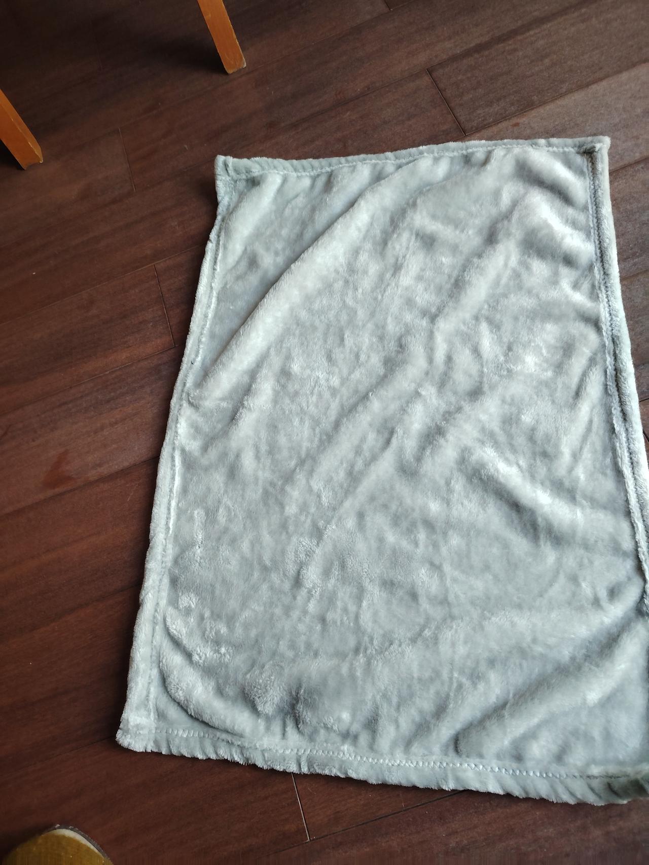 这就是我在“今日头条”上抢的广告所说的0.9元的毯子，长66厘米，宽45厘米，厚