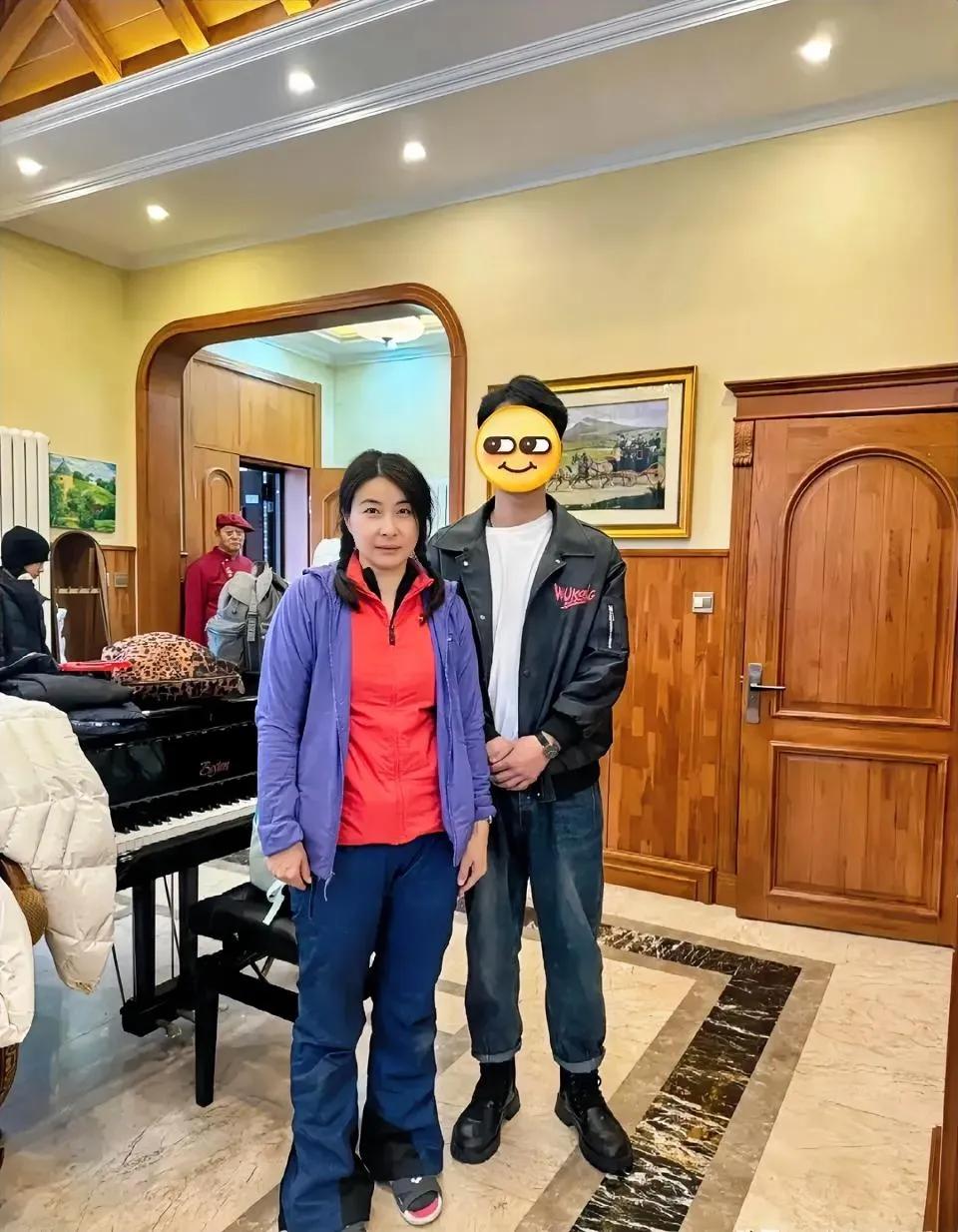 郭晶晶真的是豪门媳妇中的一股清流，平时基本不会过多打扮，穿着也低调自然，说明她的