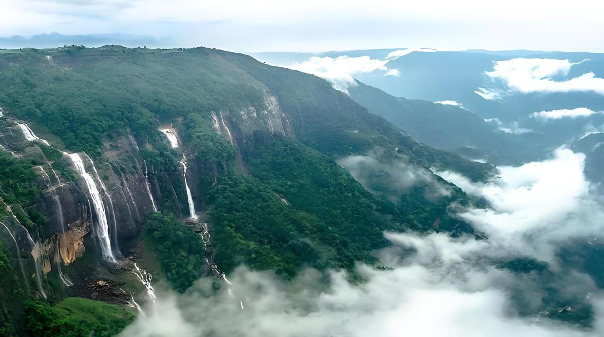 你知道吗？在咱们地球上有个地方，年降雨量竟然有26米，这可不是开玩笑的，是实实在