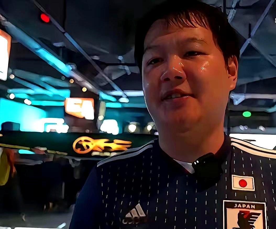 全网吵翻！这真的合适吗？
上海那个范先生带着一群人，把日本队球衣穿在身上，就跑到