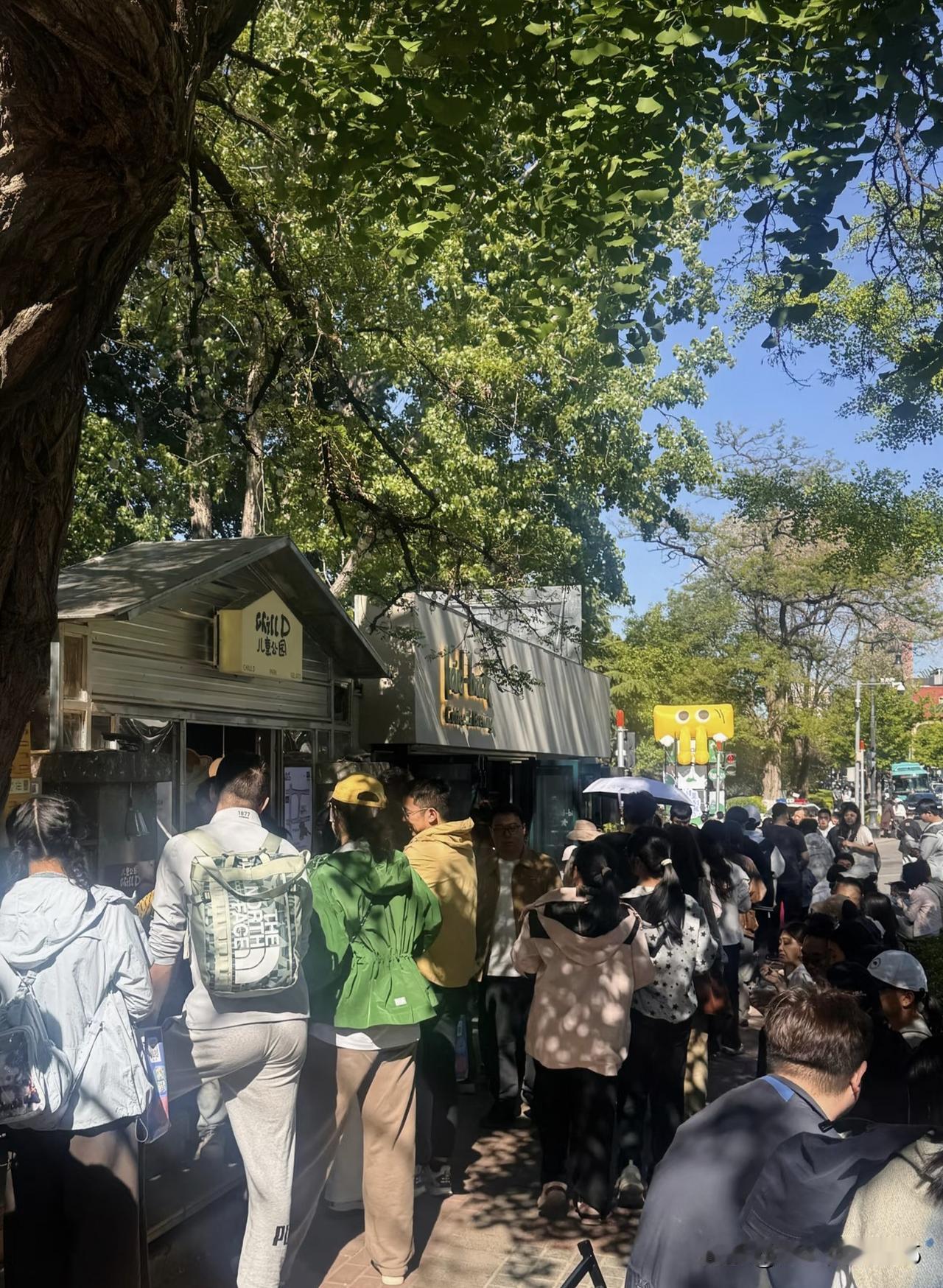 要问节日去哪里?
哪里都是人。
悠然见南山，
南山风情街走一走，
还是人成了景。