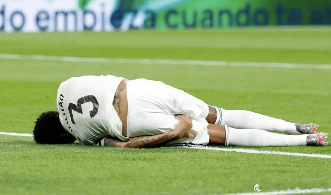 残忍如斯！27岁皇马铁卫2年3重伤：双膝韧带全断了 现又倒下4个月 12月8日晚