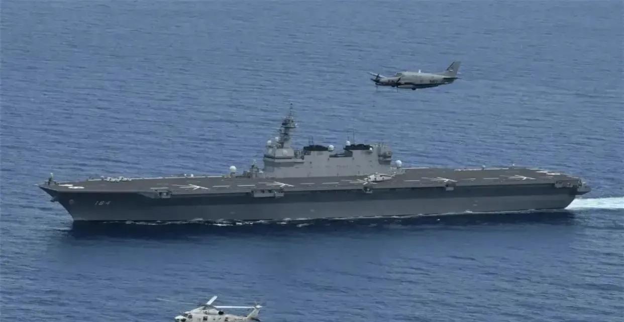 中‬国的075型两栖攻击舰与日本出云级比较。
中国:长250米，宽36米，满载‬