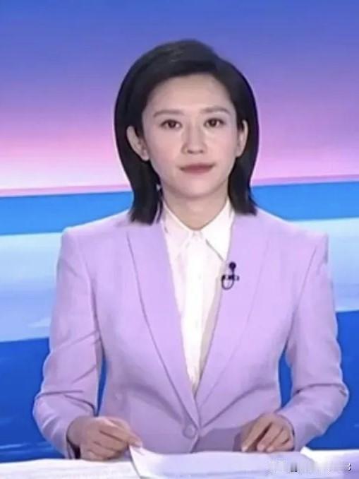 央视新生代主持人王音琪，播报沉稳灵动，常走基层记录百姓日常，以热忱传递烟火气，周