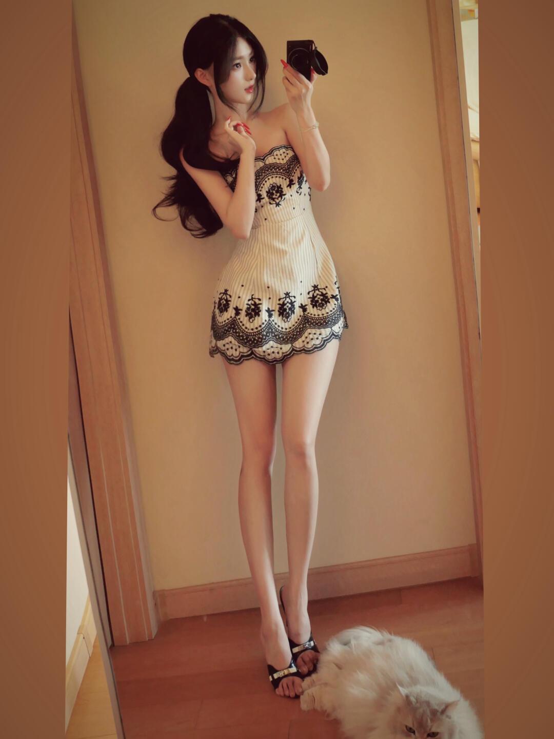 晒图笔记大赛 甜美少女风穿搭，黑白蕾丝连衣裙，猫儿相伴，自拍时刻。