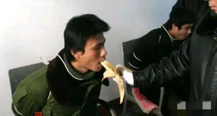 2004年，某看守所，一名死刑犯吃下了人生中的最后一根香蕉，照片中的他已经被五花