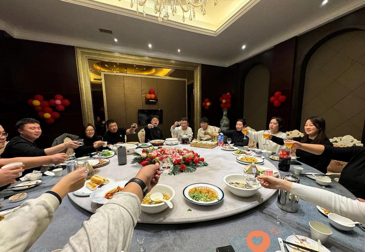 12月11日报道，小棉袄今天订婚了三金3.8万彩礼1.8万不是小姑娘不值钱，嫁女