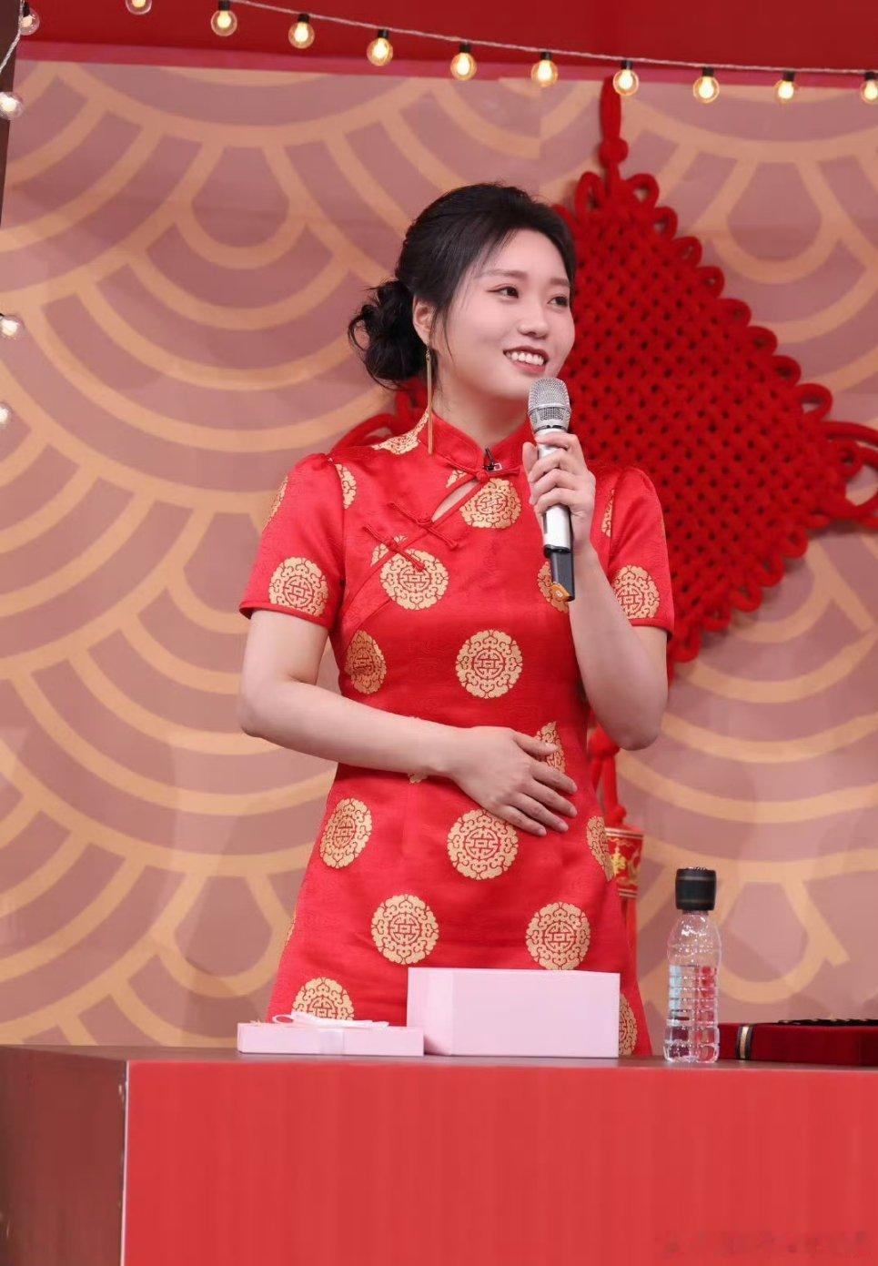 李雪琴加盟2026辽宁春晚辽宁沈阳的年味buff叠满！带着东北大碴子味的幽默回家