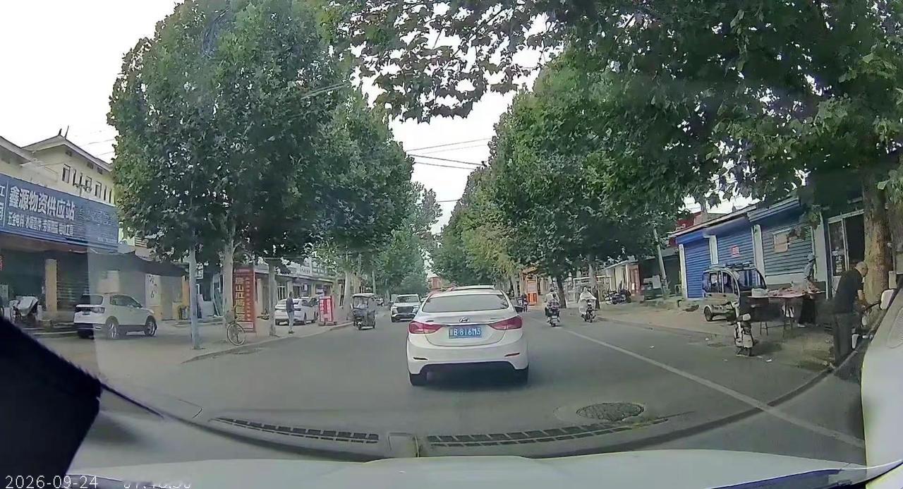 被古冶女司机硬挤真的吓懵了。在路上正常行驶，突然遇到古冶女司机硬生生往车道里挤，