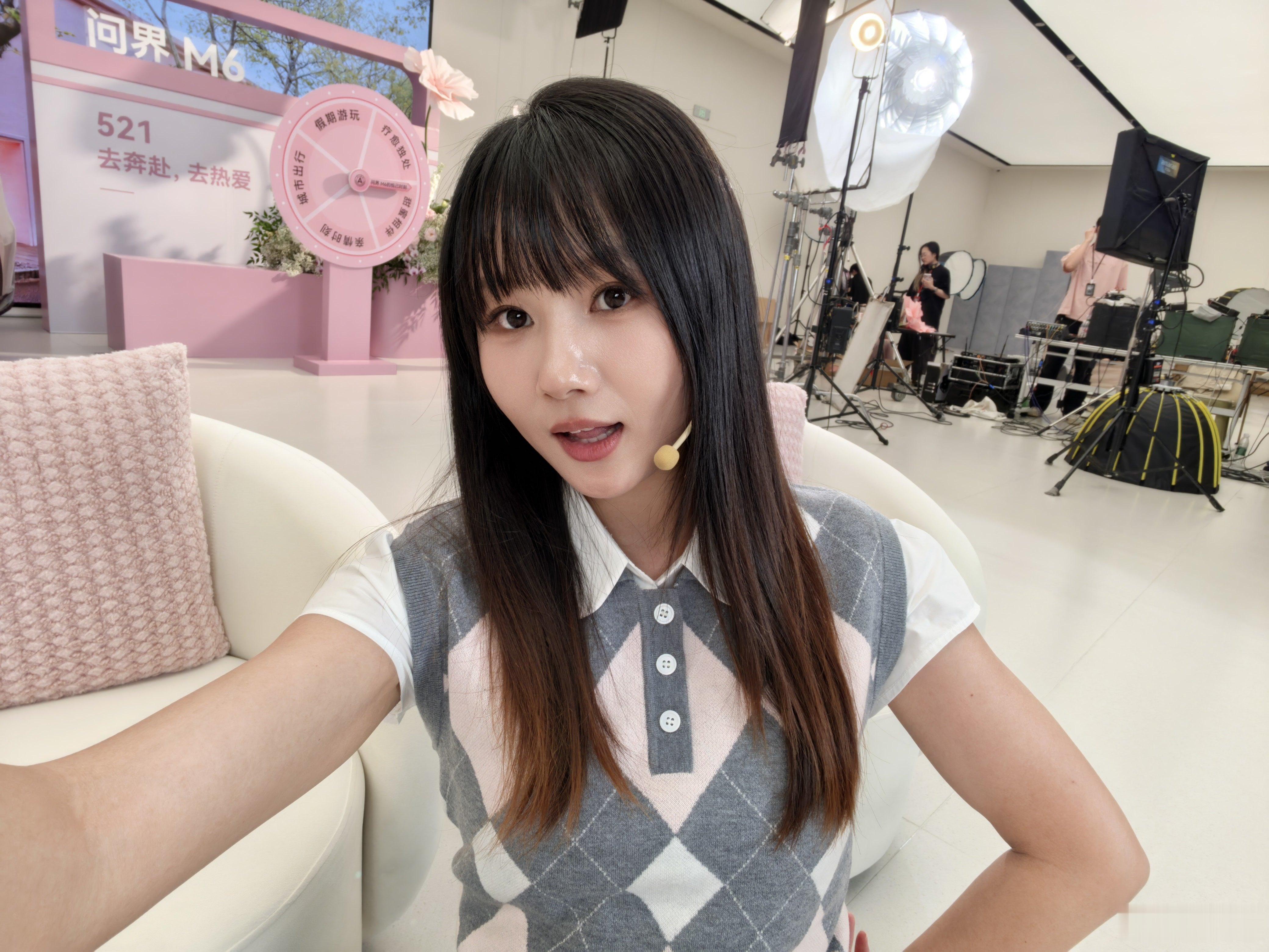 来彩排了，给你们看看直播幕后，数数总共有多少盏灯