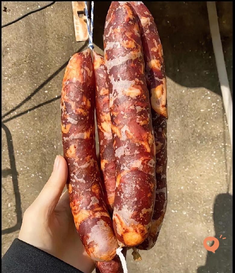 婆婆把我衣服全扔楼下，老公低头说：让他弟住，我妈年纪大了，你忍忍。
忍？凭什么