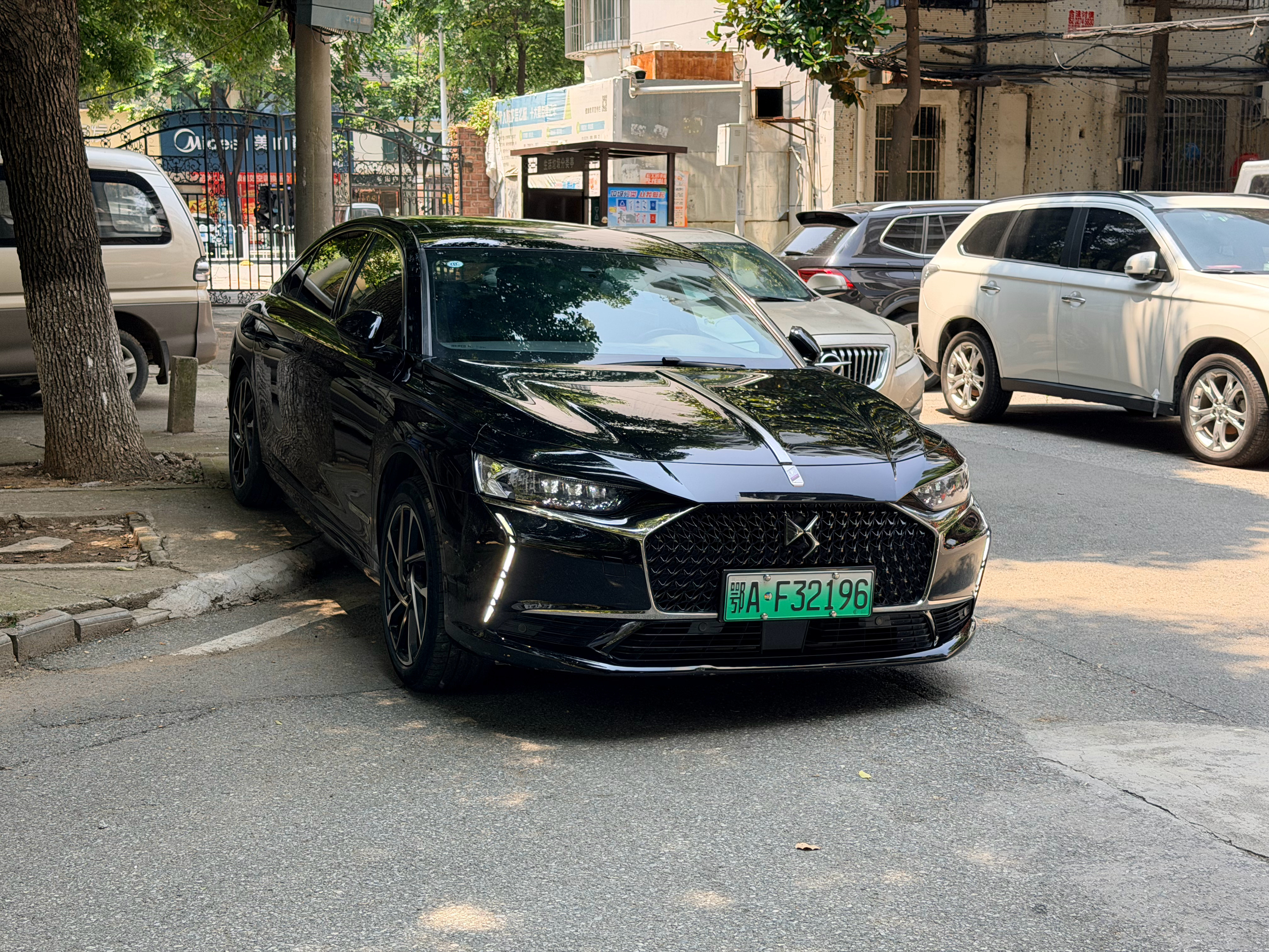 没地方停车，只能花35块钱，让老板洗车帮忙停车，洗完真香，果然保护油漆最好的办法