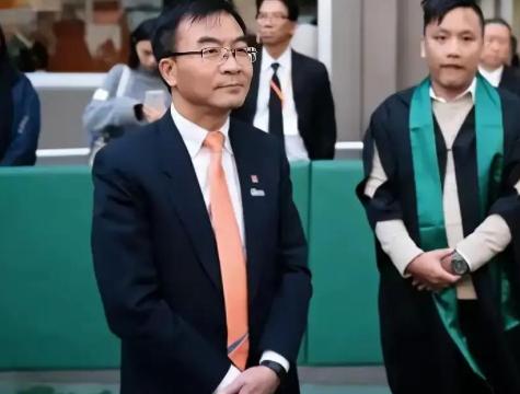 2017年，香港某学校毕业典礼奏响国歌，两名毕业生全程稳坐不肯起立，半句国歌都不