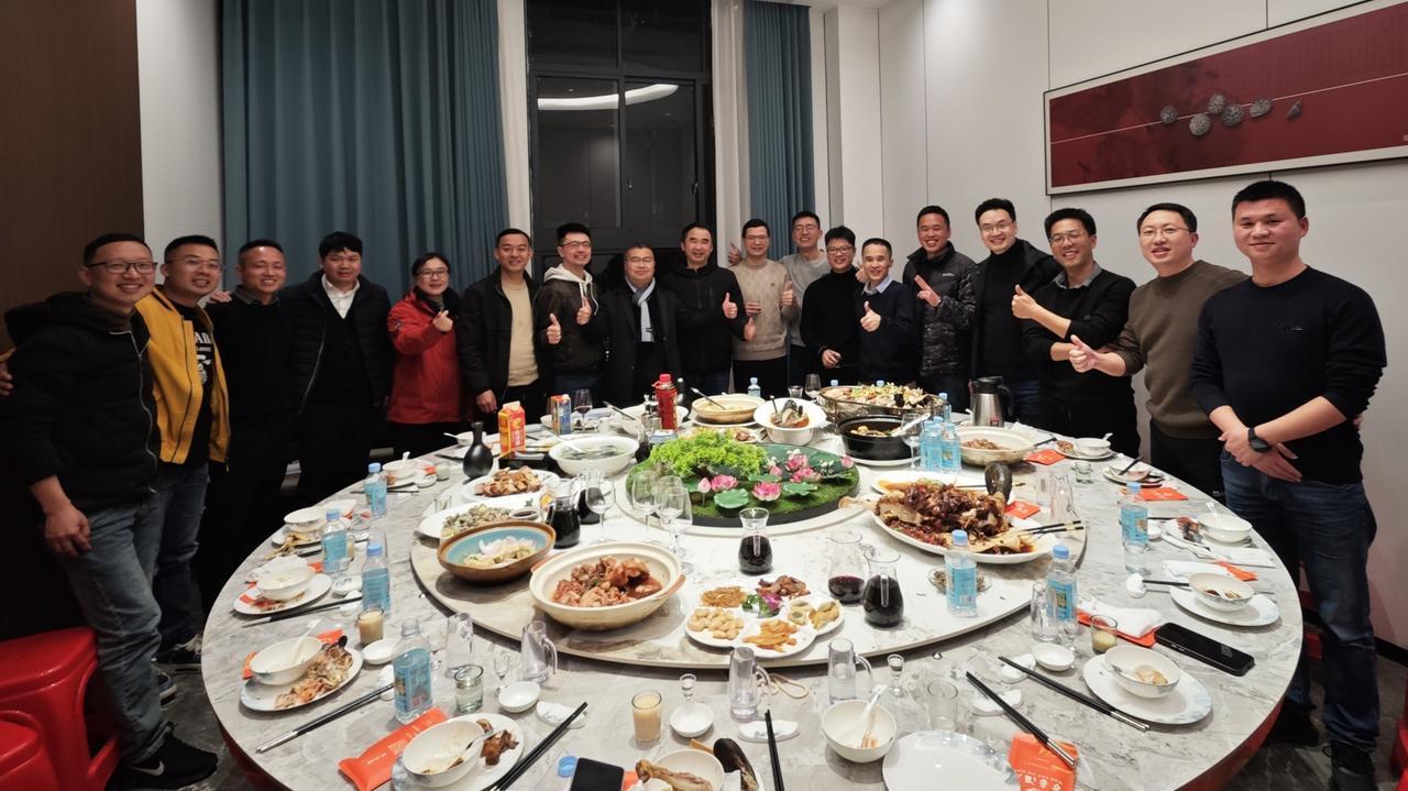 沁园春•政和一中2005届高三理科七班同学聚会母校
 李家宁(福建)
岁月经年，