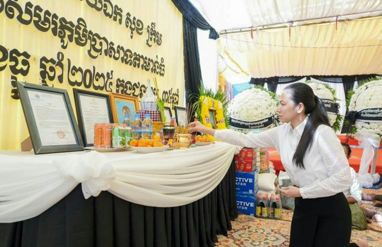 柬埔寨第一夫人出席在泰国边境冲突中阵亡士兵的葬礼

这张柬埔寨首相洪马内官方社交