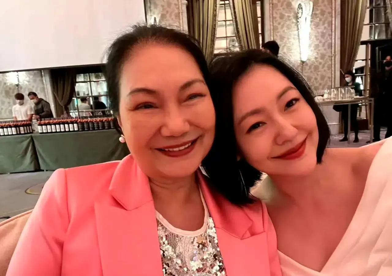 S家大姐小名叫珍珍，取自“珍珠”的意思，大S的珊珊就是珊瑚摆件。S妈采访时曾说过