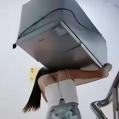 杭州一名年轻女孩怎么也没想到，一次日常搬重物，竟成了人生的分水岭。当时由于美甲过