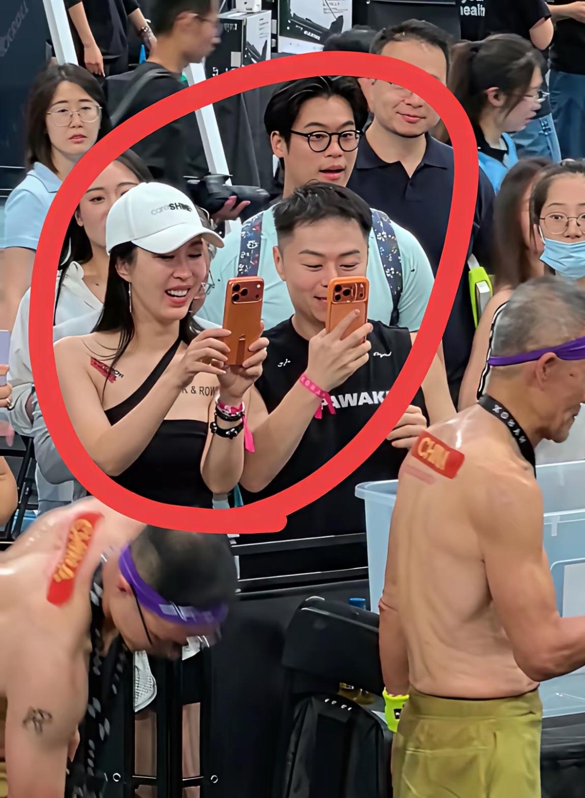 王石真自律呀，七十来岁了体脂率目测百分之十五以下，她老婆跟男闺蜜以欣赏的目光给他