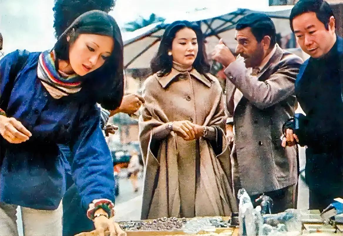 1977年，林青霞和胡因梦两位著名女演员，一起来到意大利度假，享受这里独特的美景