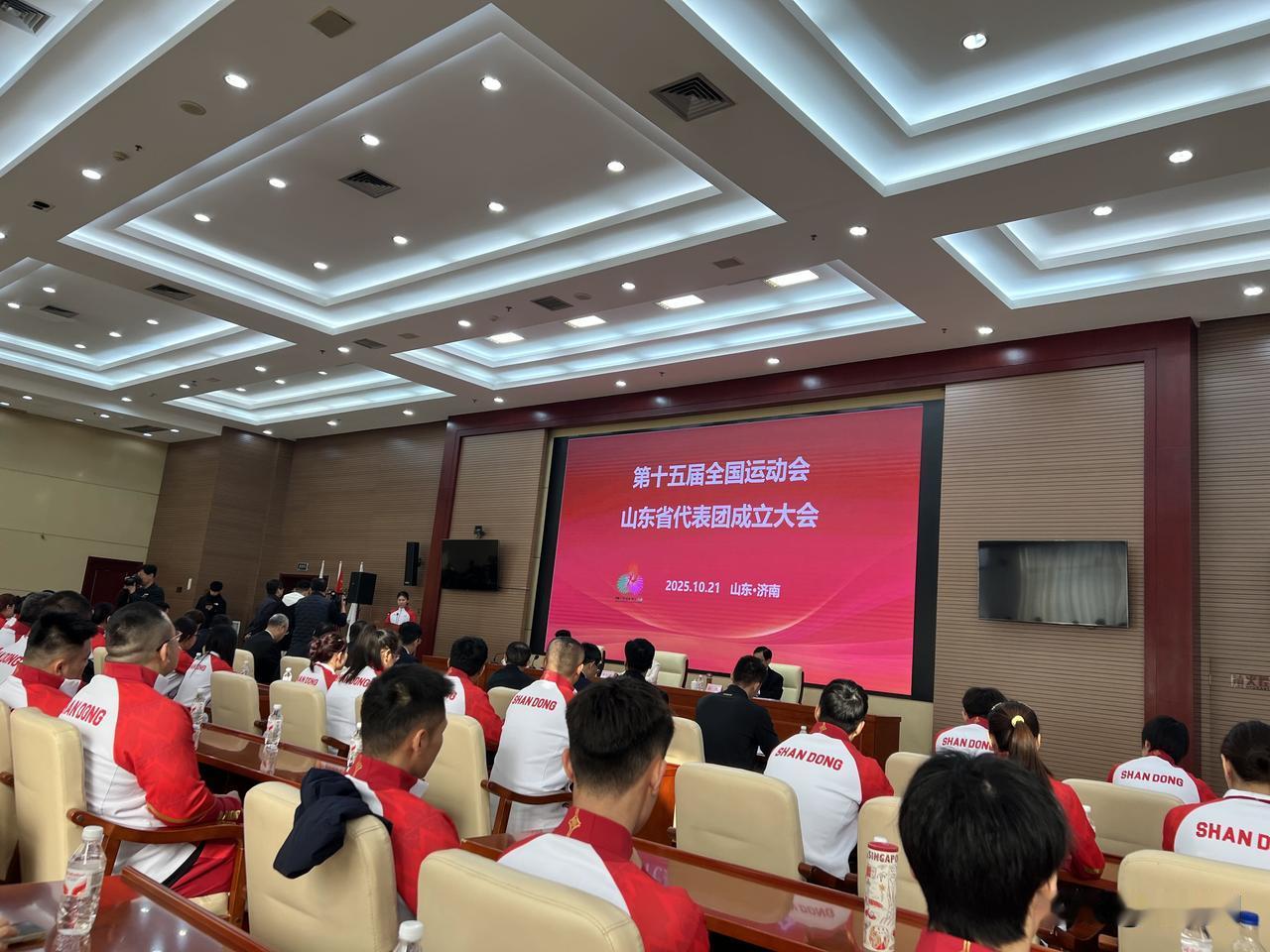 全运会山东U20男足主教练韩鹏以及球员代表陈泽仕、彭啸参加本届全运会山东代表团成