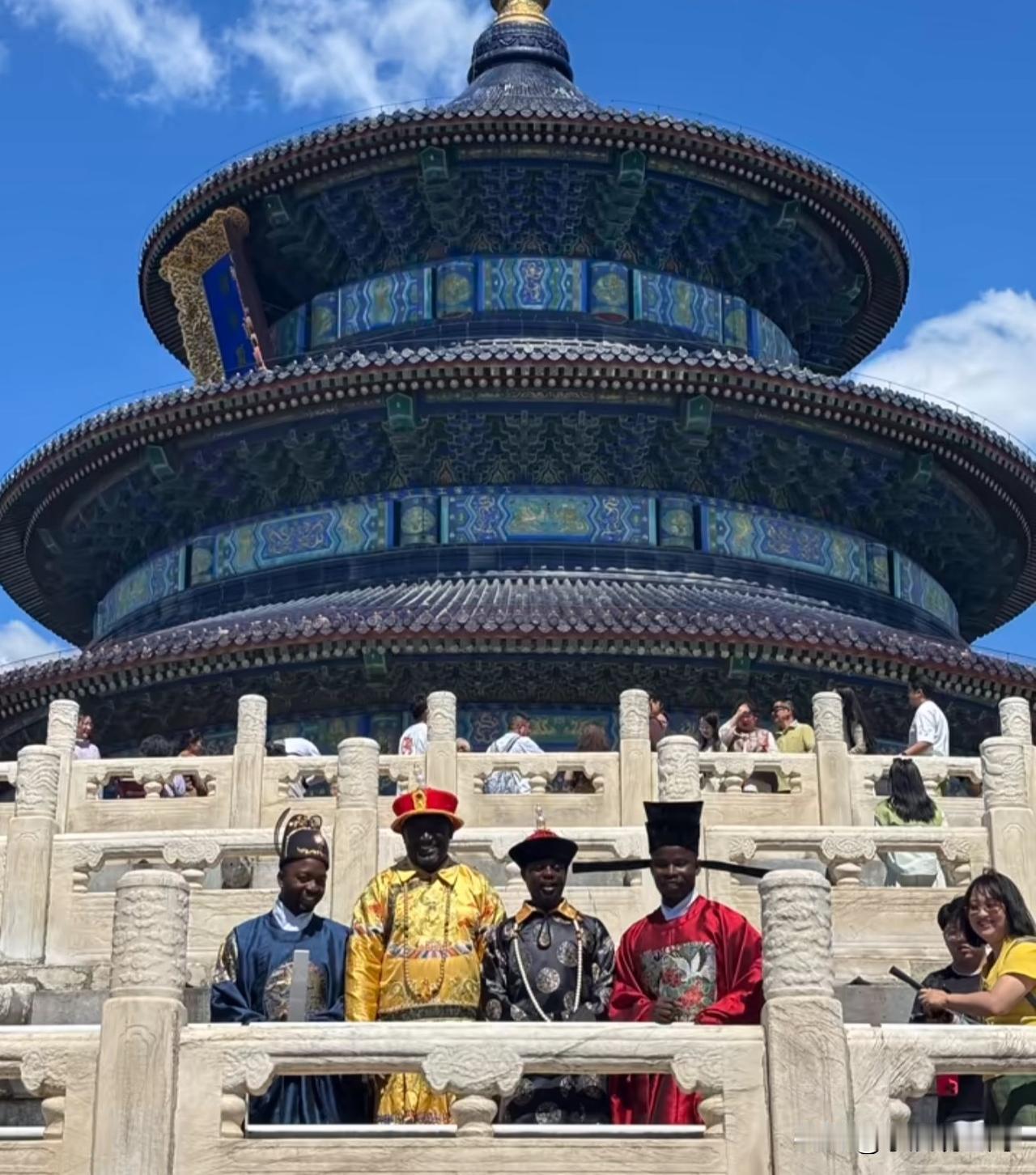 非洲友人在天坛前合影！