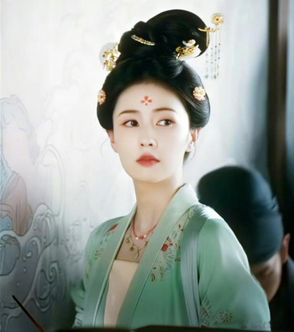 白鹿叶璃挺灵动的啊白鹿赠油画致意导演，恳切询问角色演绎是否达标。林玉芬肯定其演技