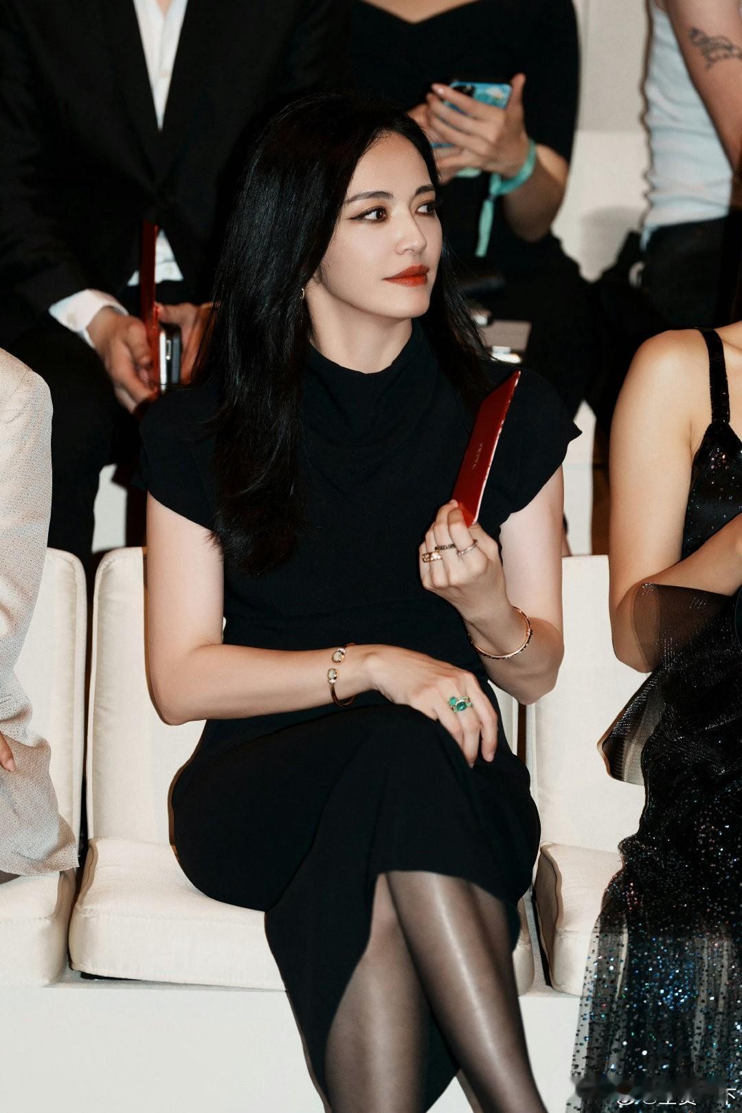 我有个预测
你们信不信？
姚晨以后都不可能再婚了，不是因为孩子，更不是因为她没人