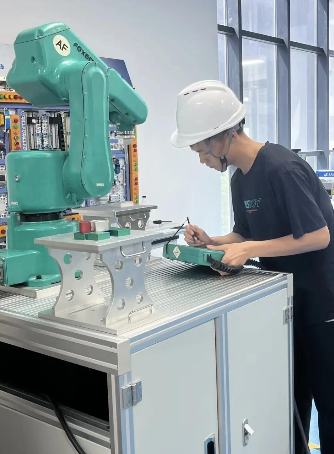 中国高级技工缺口几千万，为什么技校却无人问津？原因其实很简单：

1.大部分是普