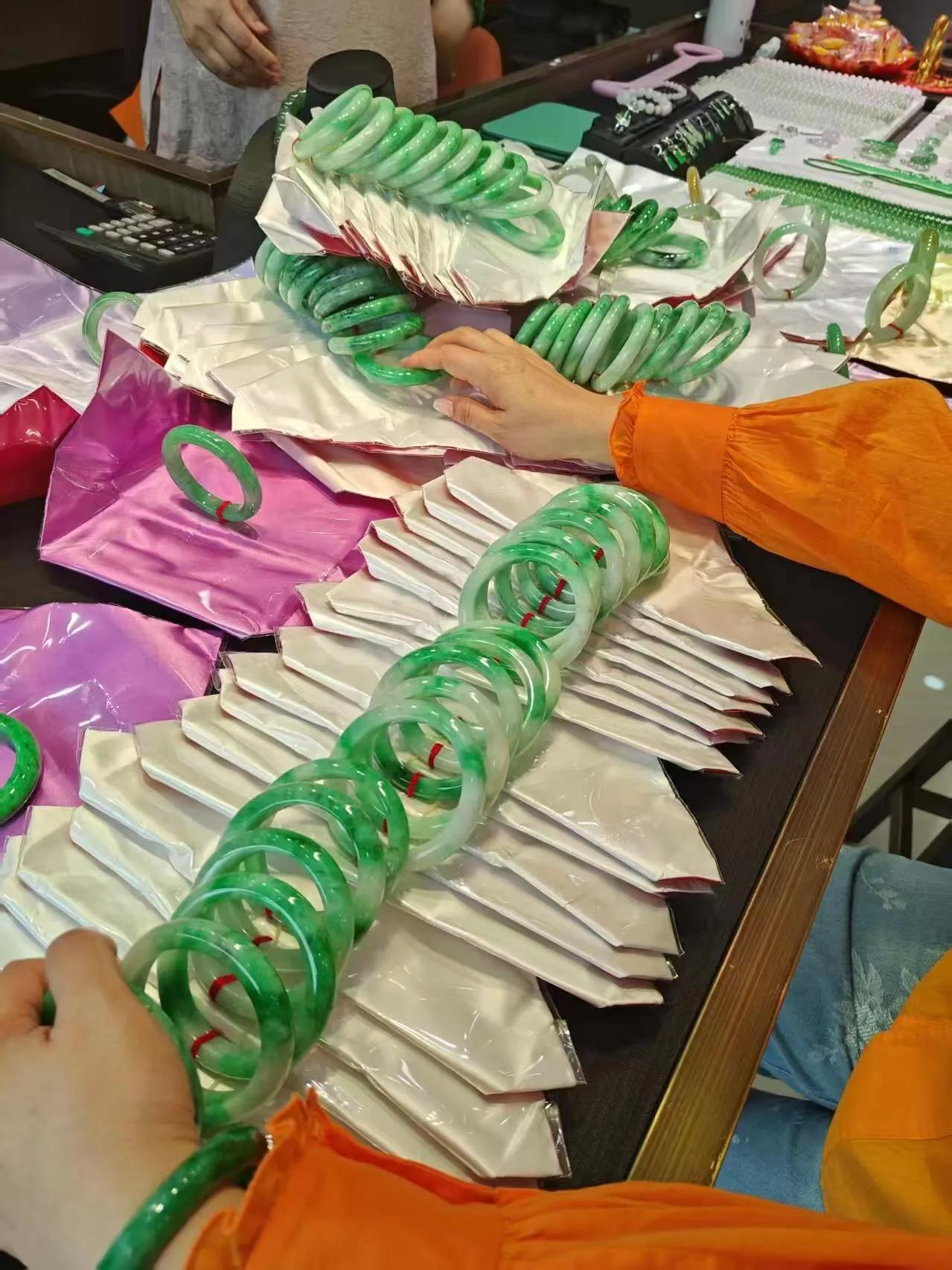 周末假日；打个重窝！

重装白底青已集结完毕，请您检阅！
这不是普通的手镯区，这