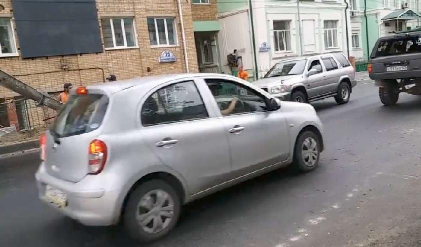 海参崴街头，十辆车里八九辆是日本旧车，漆面泛白，轮毂生锈，海风把车壳啃得斑斑驳驳