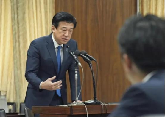 日本最终还是选择了妥协！在11月11日，据多家媒体报道，日本内阁官房长官在记者会