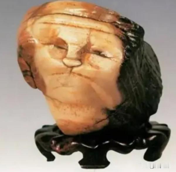 1997 年，宁夏小伙在中蒙边境出差时用 150 元买下一块 “人面石”，没想到