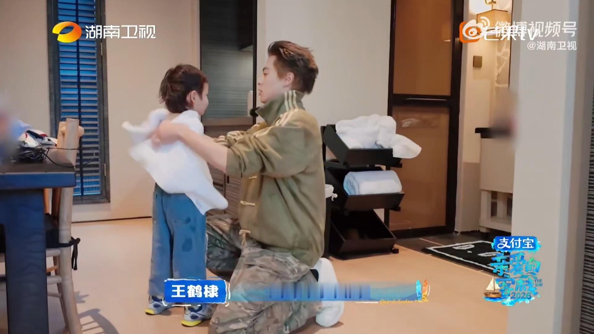 好像看到了王鹤棣当爸爸的样子王鹤棣客栈暖心带娃名场面出圈，温柔细心照料小朋友，耐