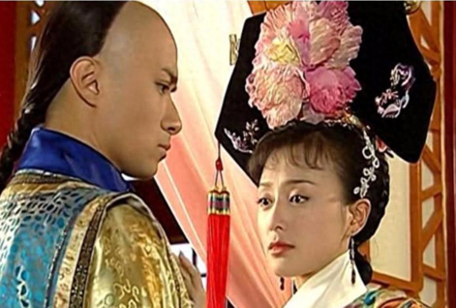 1900年前后，北京紫禁城的宫墙之内，深夜灯火渐暗，內廷值守太监在廊下打着哈欠，